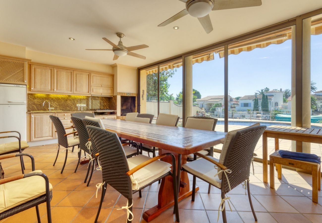 Casa en Empuriabrava - 1229 LLOBREGAT casa piscina