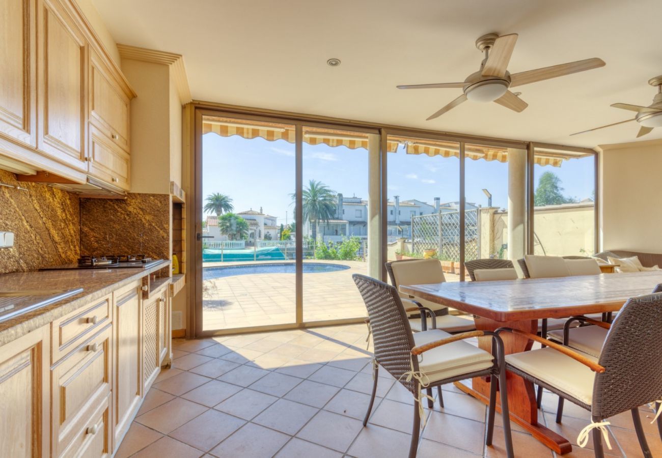 Casa en Empuriabrava - 1229 LLOBREGAT casa piscina