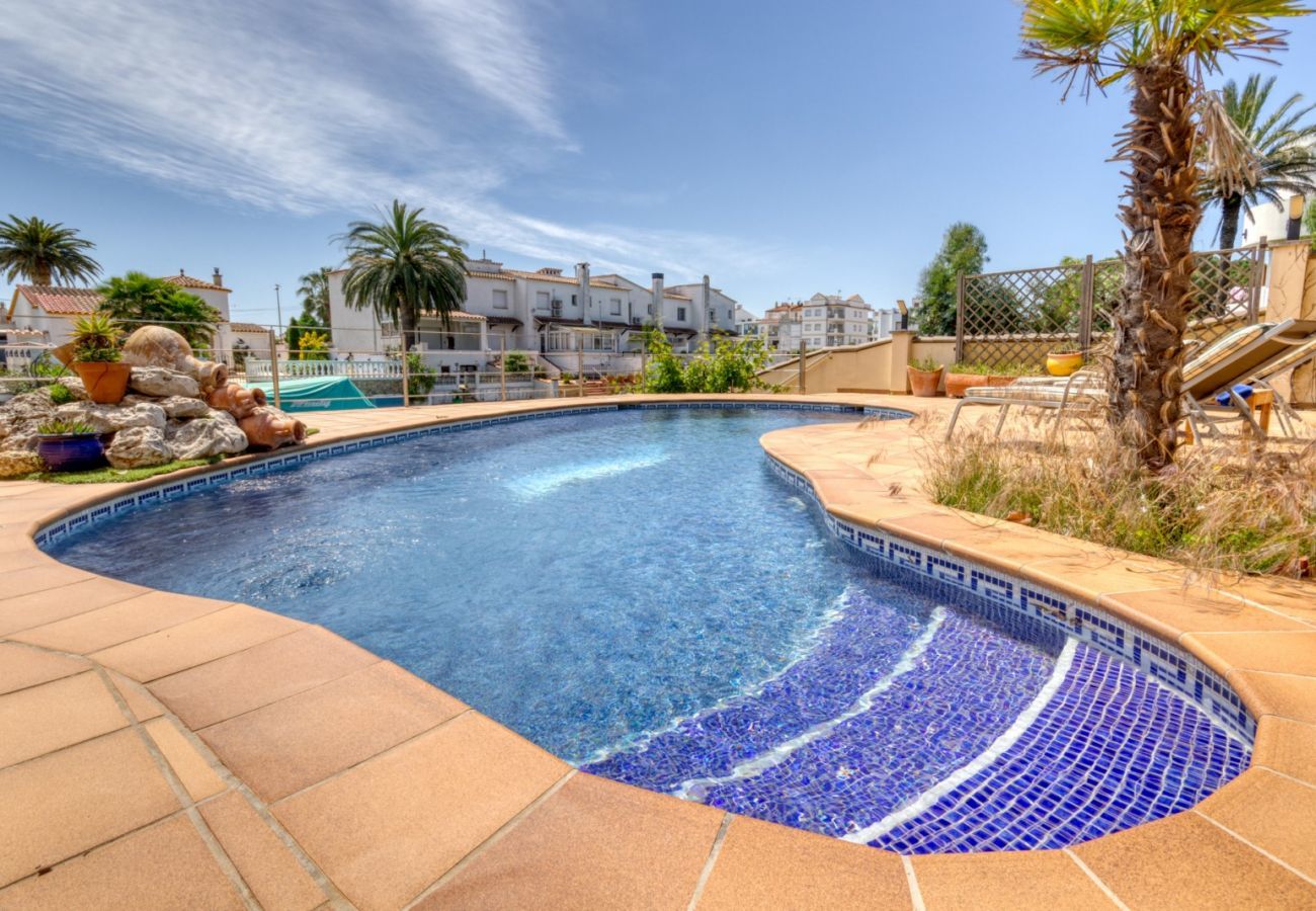 Casa en Empuriabrava - 1229 LLOBREGAT casa piscina